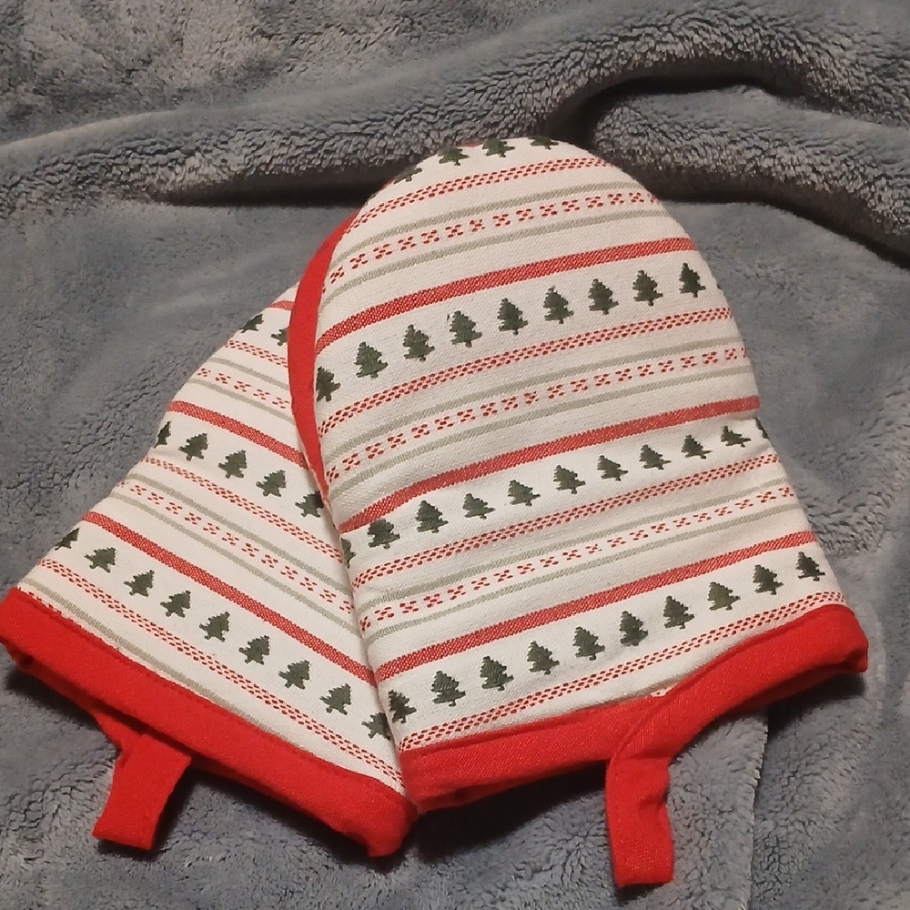 Holiday Tree Patterned Red and White Kitchen Mittens
